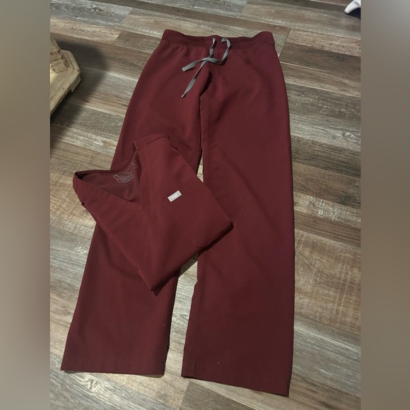 2pc Figs Burgundy Scrub Set straight leg XS v neck top S great condition 151 - Picture 2 of 6